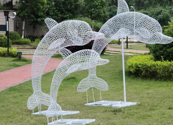 景觀(guān)雕塑小品和美陳設(shè)置的互補(bǔ)作用